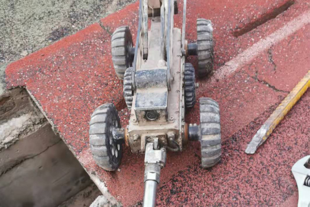 如果是鑰匙、小玩具堵住廁所，廁所堵住了怎么弄